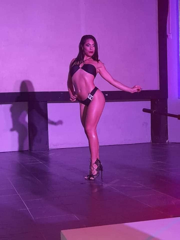 Atleta de fisiculturismo en competencia