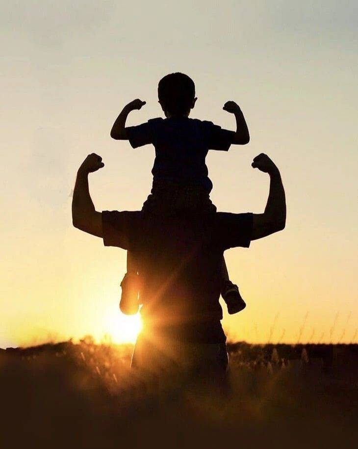 Silueta inspiracional al atardecer